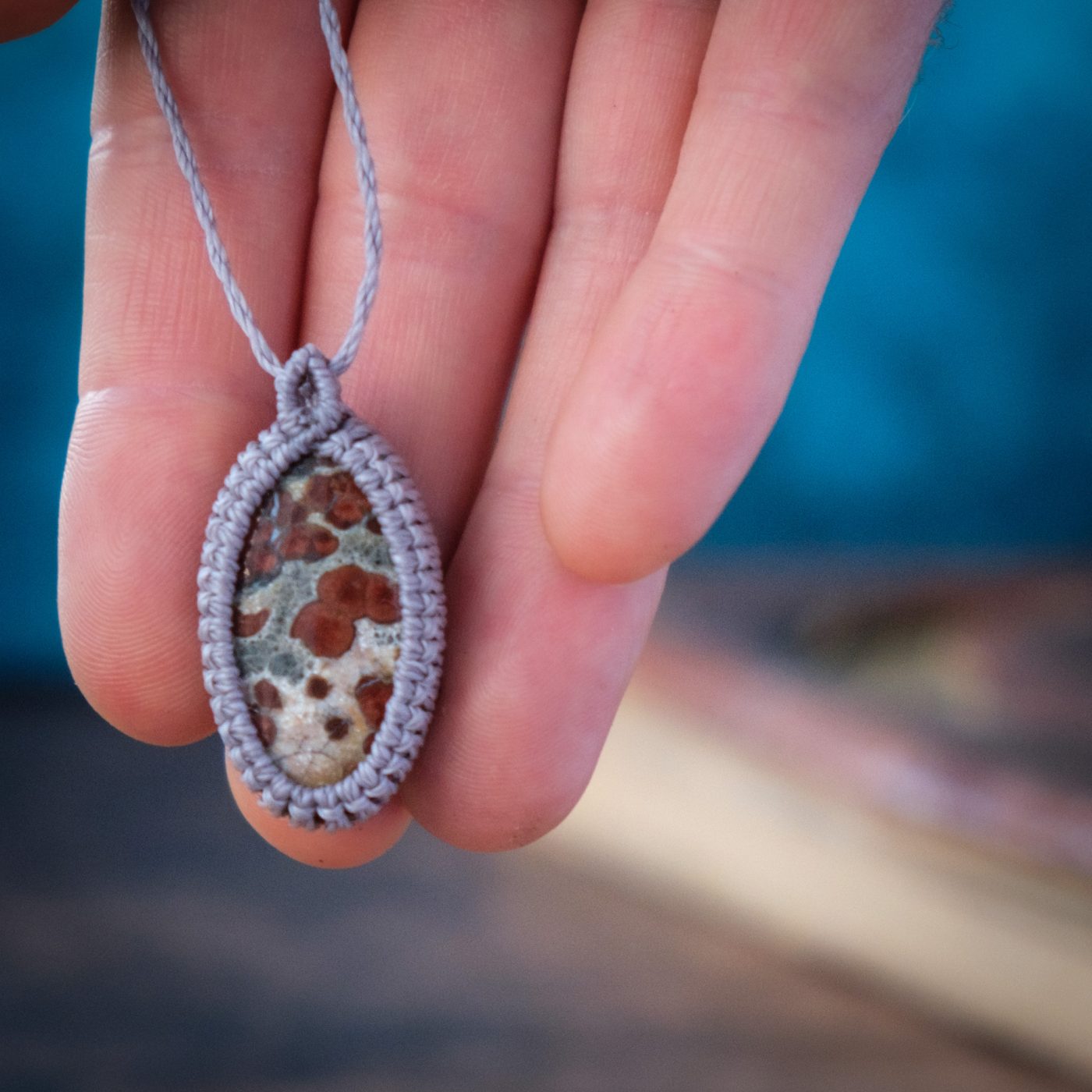 Funke 'Tint' - Makramee Kettenanhänger mit Obsidian Peanut eingefasst Funke 'Tint' - Makramee Kettenanhänger mit Obsidian Peanut eingefasst