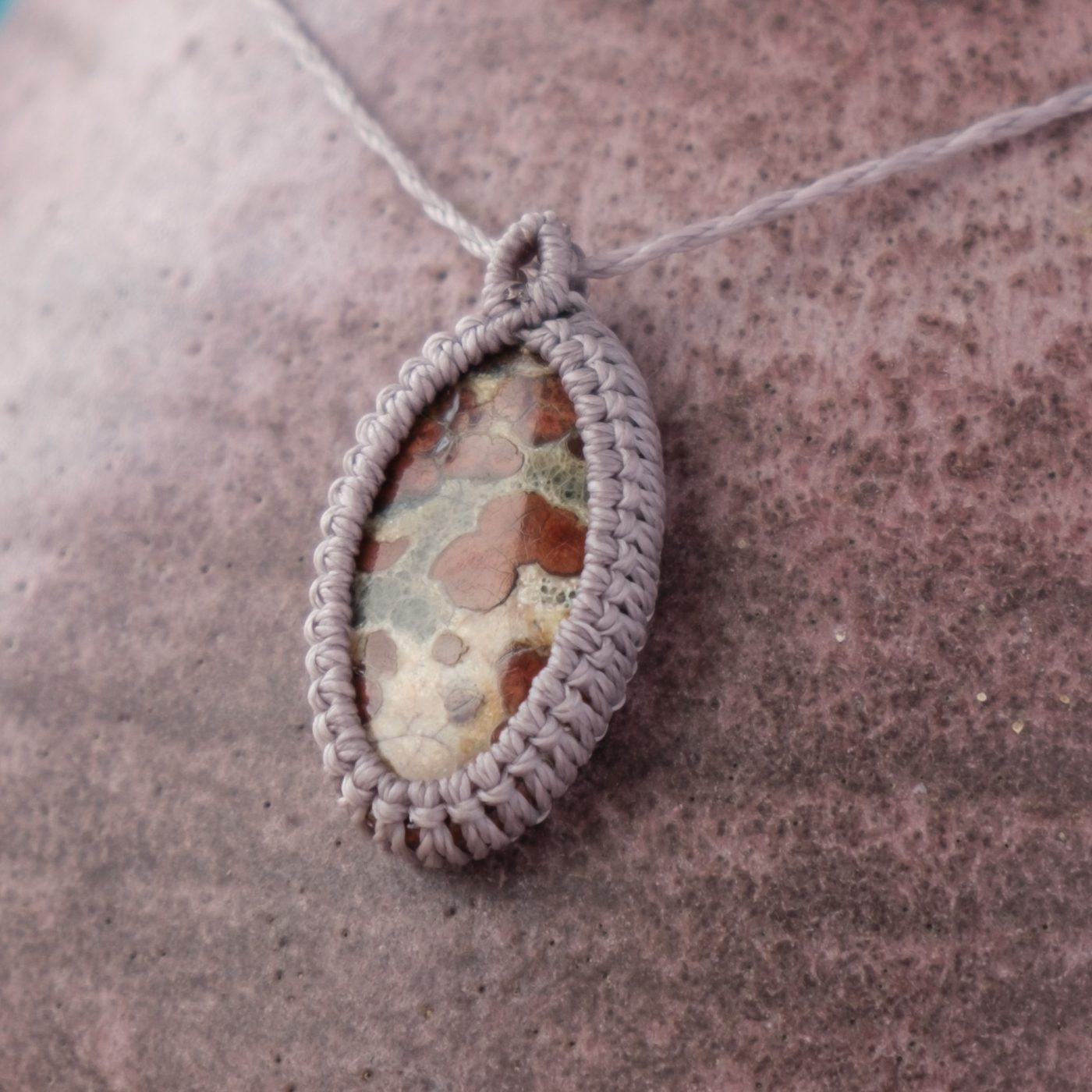 Funke 'Tint' - Makramee Kettenanhänger mit Obsidian Peanut eingefasst Funke 'Tint' - Makramee Kettenanhänger mit Obsidian Peanut eingefasst