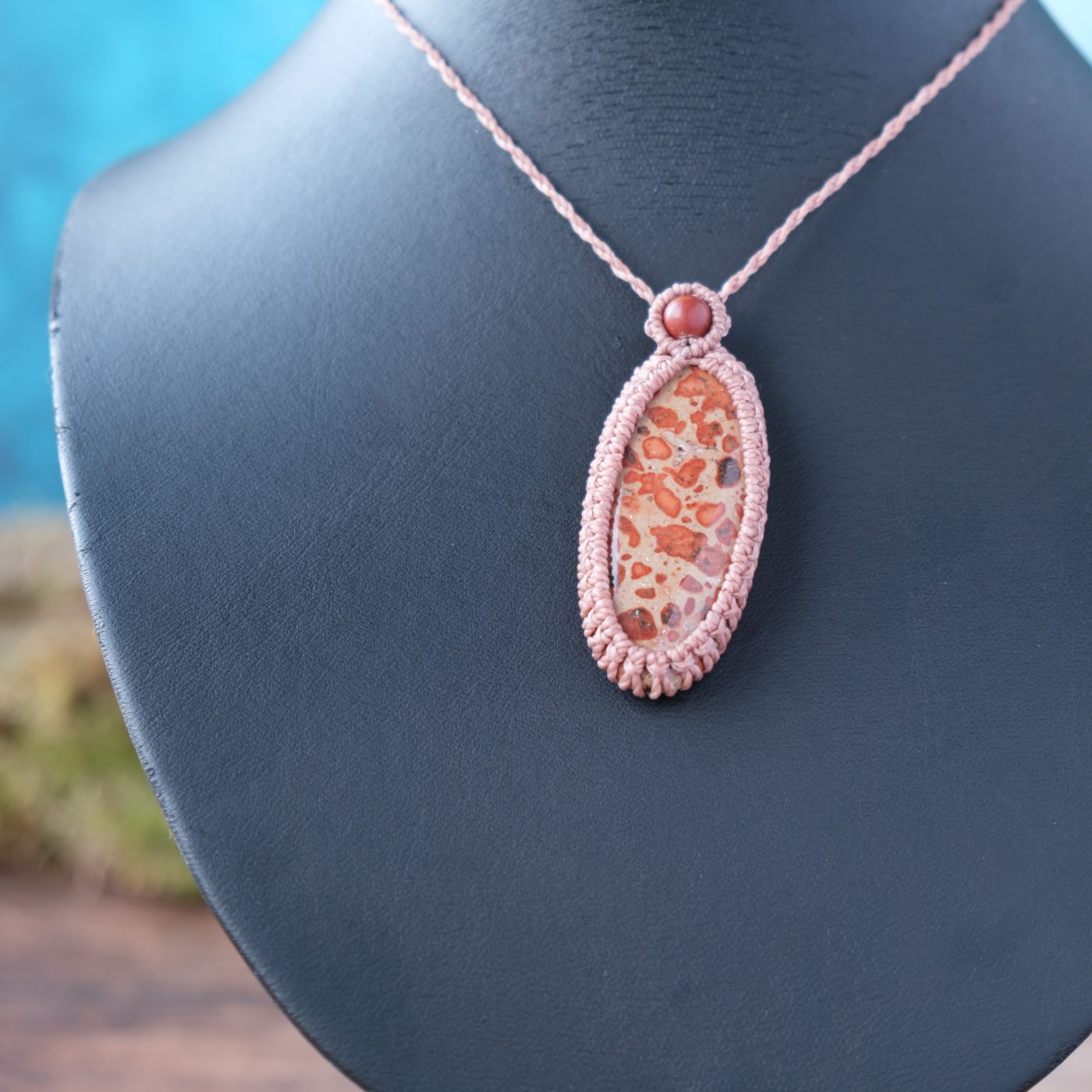 Funke 'Tint' - Makramee Kettenanhänger mit Picture Jaspis eingefasst Funke 'Tint' - Makramee Kettenanhänger mit Picture Jaspis eingefasst