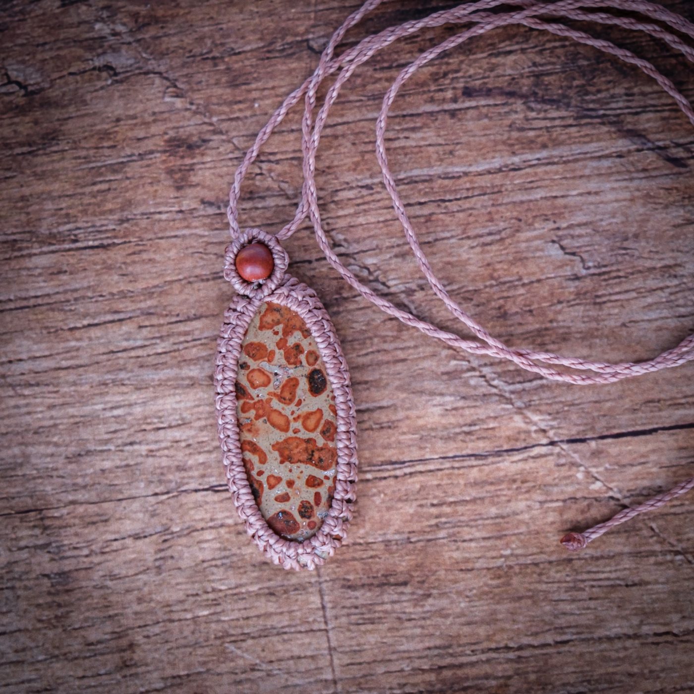 Funke 'Tint' - Makramee Kettenanhänger mit Picture Jaspis eingefasst Funke 'Tint' - Makramee Kettenanhänger mit Picture Jaspis eingefasst