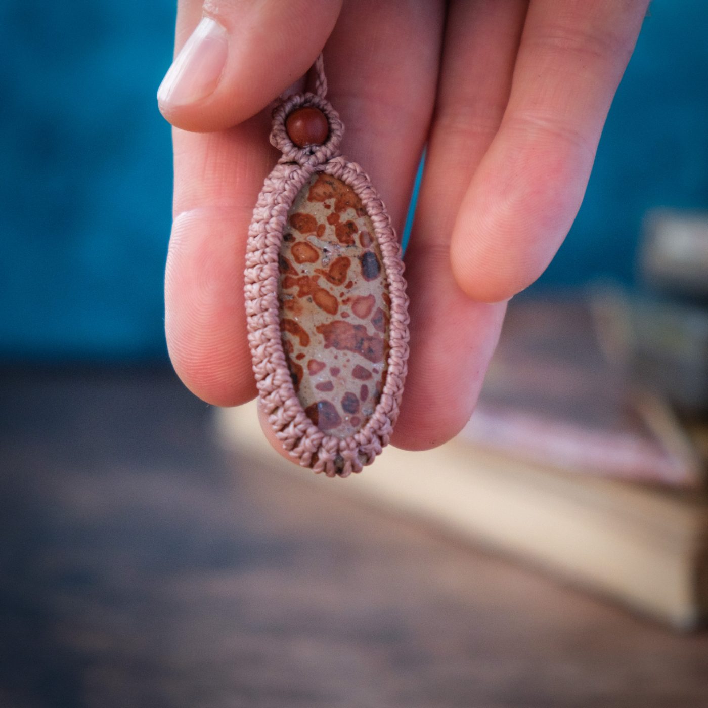 Funke 'Tint' - Makramee Kettenanhänger mit Picture Jaspis eingefasst Funke 'Tint' - Makramee Kettenanhänger mit Picture Jaspis eingefasst