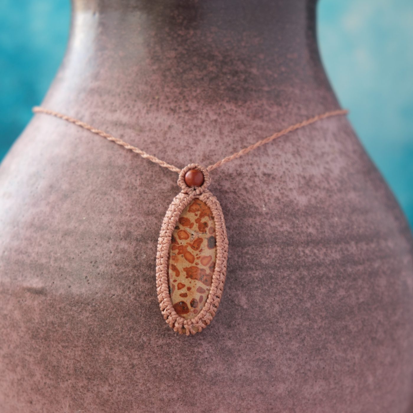 Funke 'Tint' - Makramee Kettenanhänger mit Picture Jaspis eingefasst Funke 'Tint' - Makramee Kettenanhänger mit Picture Jaspis eingefasst