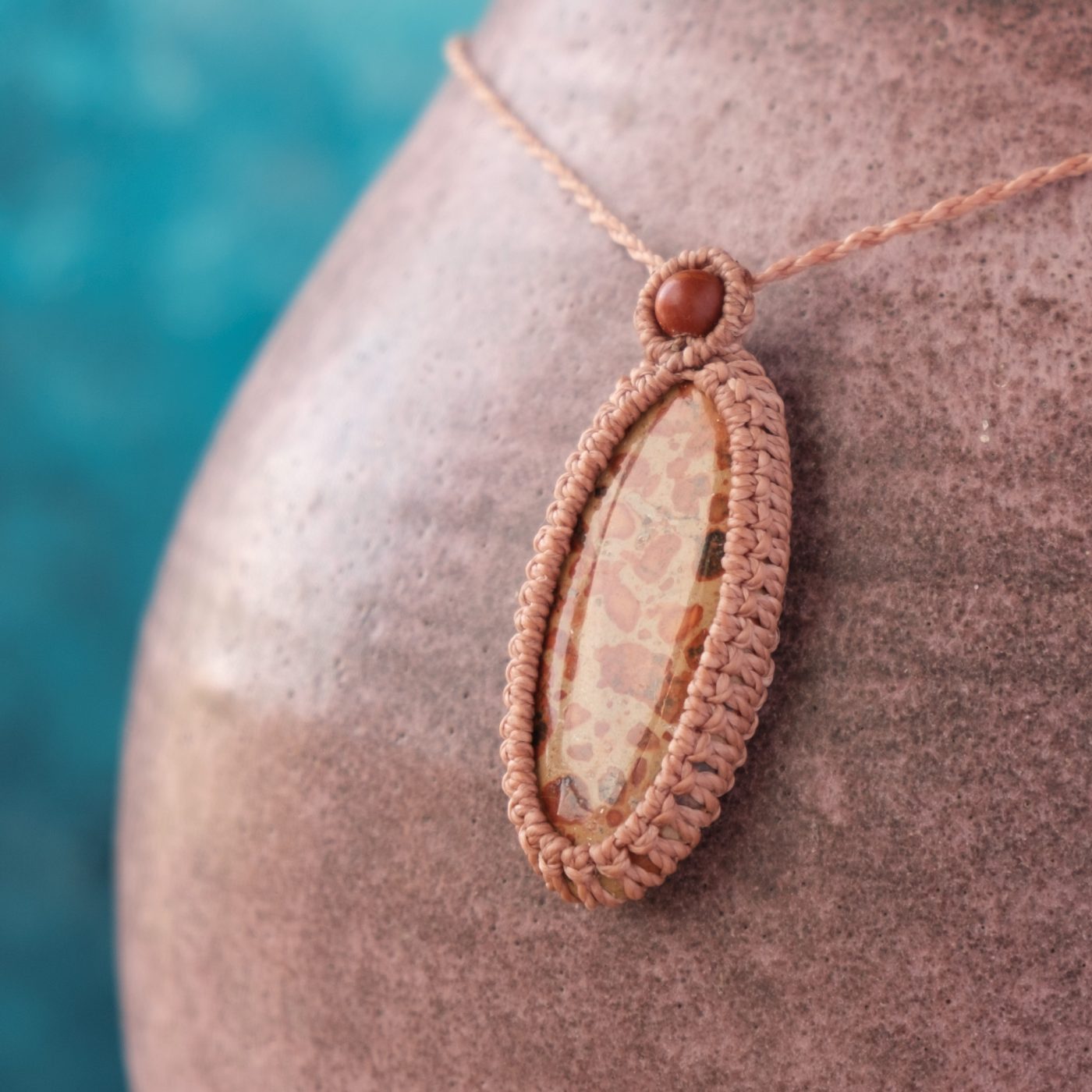 Funke 'Tint' - Makramee Kettenanhänger mit Picture Jaspis eingefasst Funke 'Tint' - Makramee Kettenanhänger mit Picture Jaspis eingefasst