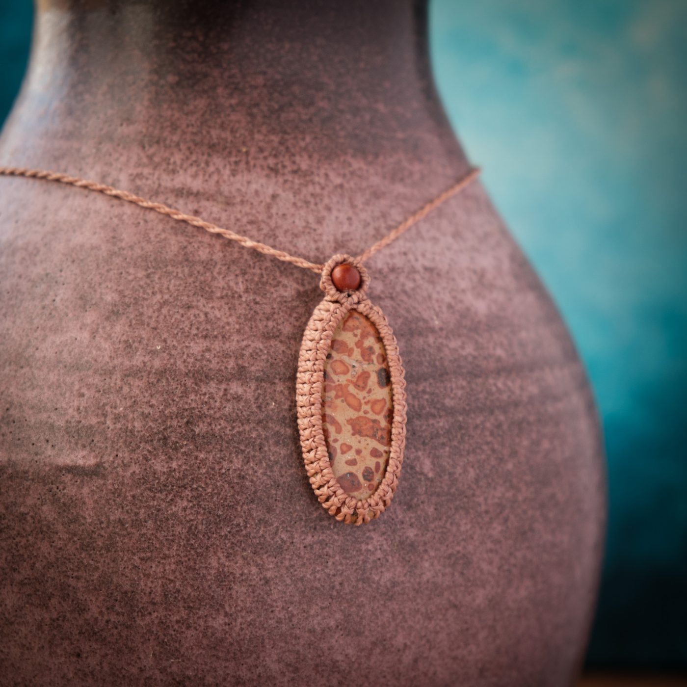 Funke 'Tint' - Makramee Kettenanhänger mit Picture Jaspis eingefasst Funke 'Tint' - Makramee Kettenanhänger mit Picture Jaspis eingefasst