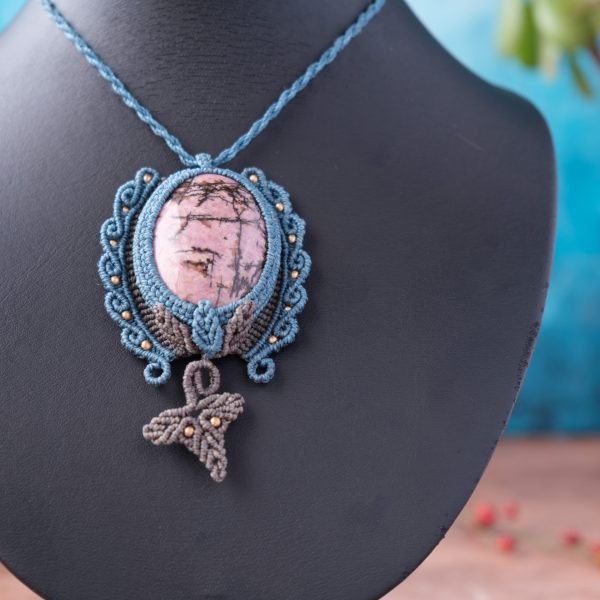 Waldpforte 'Lia' - Makramee Kettenanhänger mit Rhodonit eingefasst mit Blattwerk und verspieltem Muster Waldpforte 'Lia' - Makramee Kettenanhänger mit Rhodonit eingefasst mit Blattwerk und verspieltem Muster