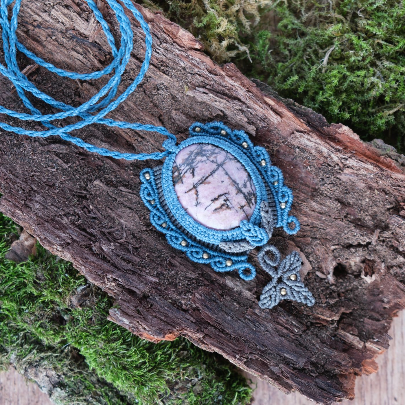 Waldpforte 'Lia' - Makramee Kettenanhänger mit Rhodonit eingefasst mit Blattwerk und verspieltem Muster Waldpforte 'Lia' - Makramee Kettenanhänger mit Rhodonit eingefasst mit Blattwerk und verspieltem Muster