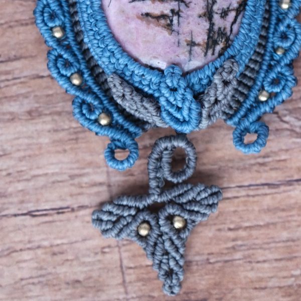 Waldpforte 'Lia' - Makramee Kettenanhänger mit Rhodonit eingefasst mit Blattwerk und verspieltem Muster Waldpforte 'Lia' - Makramee Kettenanhänger mit Rhodonit eingefasst mit Blattwerk und verspieltem Muster