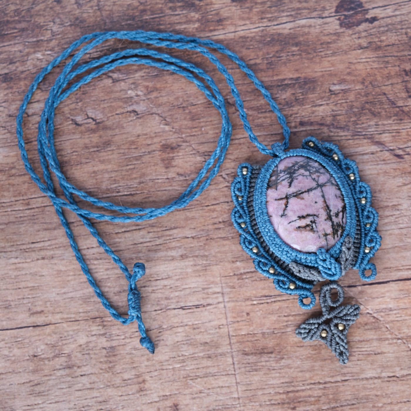 Waldpforte 'Lia' - Makramee Kettenanhänger mit Rhodonit eingefasst mit Blattwerk und verspieltem Muster Waldpforte 'Lia' - Makramee Kettenanhänger mit Rhodonit eingefasst mit Blattwerk und verspieltem Muster