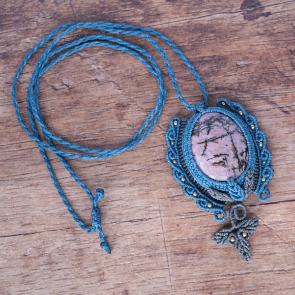 Waldpforte 'Lia' - Makramee Kettenanhänger mit Rhodonit eingefasst mit Blattwerk und verspieltem Muster Waldpforte 'Lia' - Makramee Kettenanhänger mit Rhodonit eingefasst mit Blattwerk und verspieltem Muster