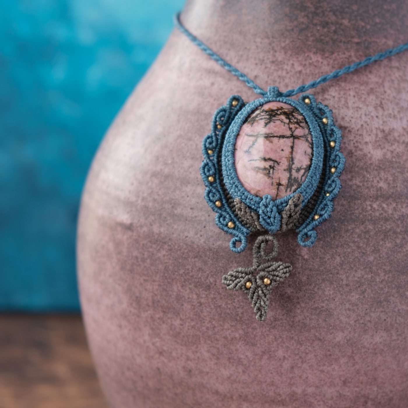 Waldpforte 'Lia' - Makramee Kettenanhänger mit Rhodonit eingefasst mit Blattwerk und verspieltem Muster Waldpforte 'Lia' - Makramee Kettenanhänger mit Rhodonit eingefasst mit Blattwerk und verspieltem Muster