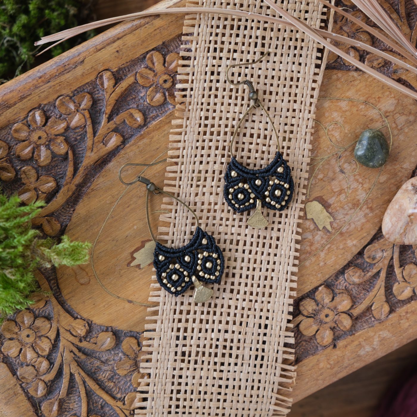 Nachtgeist 'Fuindôl' - Makramee Ohrringe die fantasievollen Nachtgeist symbolisieren Nachtgeist 'Fuindôl' - Makramee Ohrringe die fantasievollen Nachtgeist symbolisieren