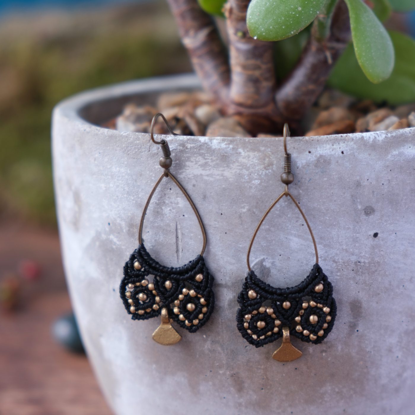 Nachtgeist 'Fuindôl' - Makramee Ohrringe die fantasievollen Nachtgeist symbolisieren Nachtgeist 'Fuindôl' - Makramee Ohrringe die fantasievollen Nachtgeist symbolisieren