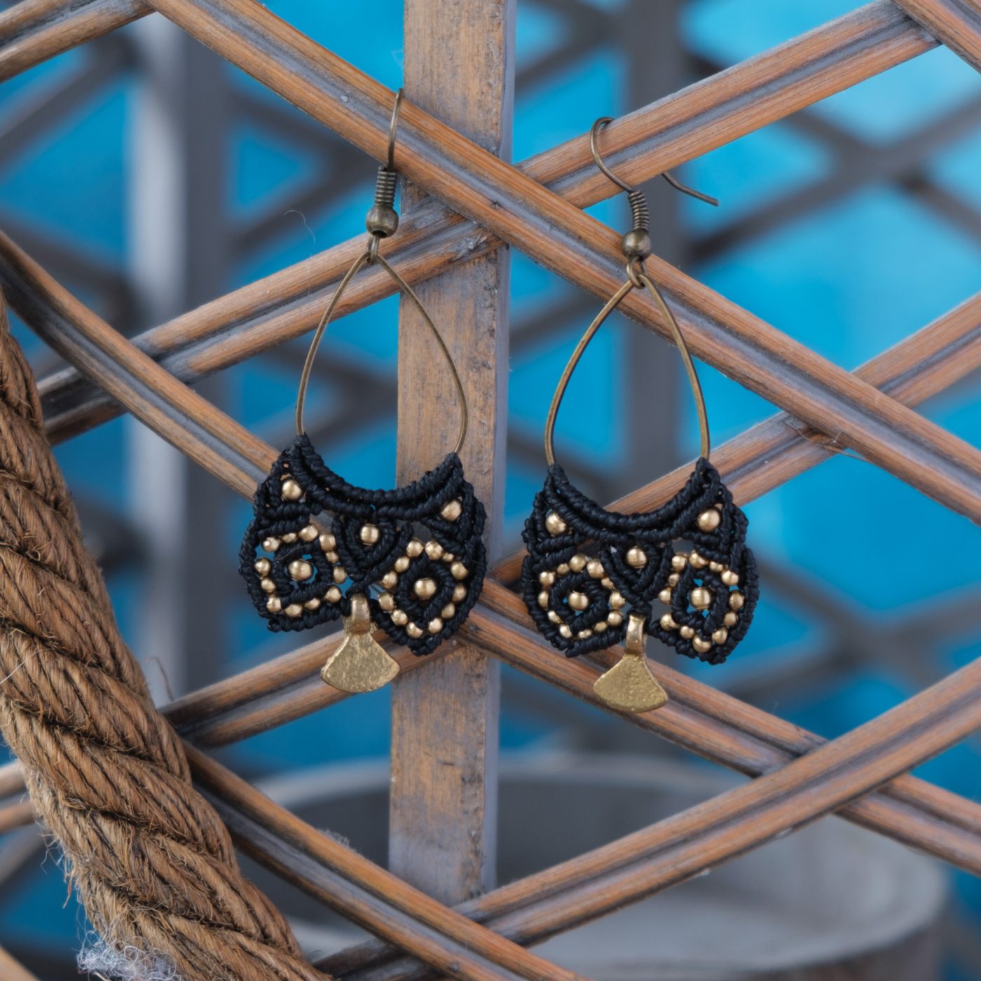 Nachtgeist 'Fuindôl' - Makramee Ohrringe die fantasievollen Nachtgeist symbolisieren Nachtgeist 'Fuindôl' - Makramee Ohrringe die fantasievollen Nachtgeist symbolisieren