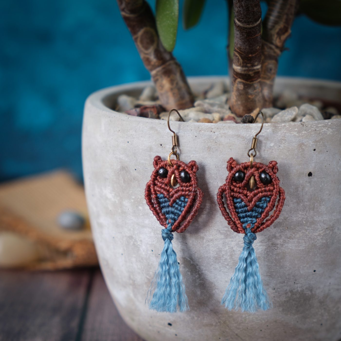 Waldkauz 'Tavaro' - Makramee Ohrringe in Eulenform mit schwarzen Knopfaugen Waldkauz 'Tavaro' - Makramee Ohrringe in Eulenform mit schwarzen Knopfaugen