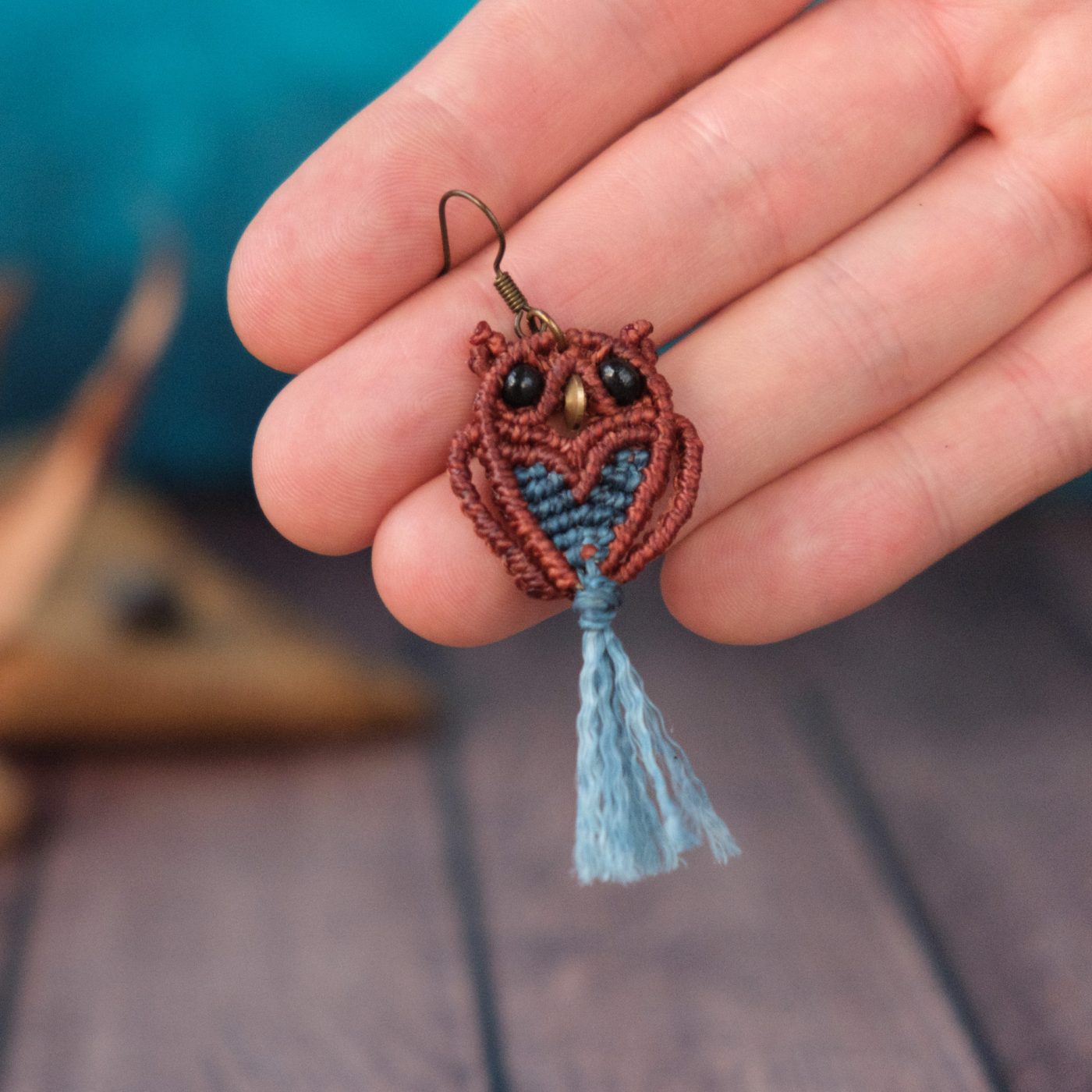 Waldkauz 'Tavaro' - Makramee Ohrringe in Eulenform mit schwarzen Knopfaugen Waldkauz 'Tavaro' - Makramee Ohrringe in Eulenform mit schwarzen Knopfaugen