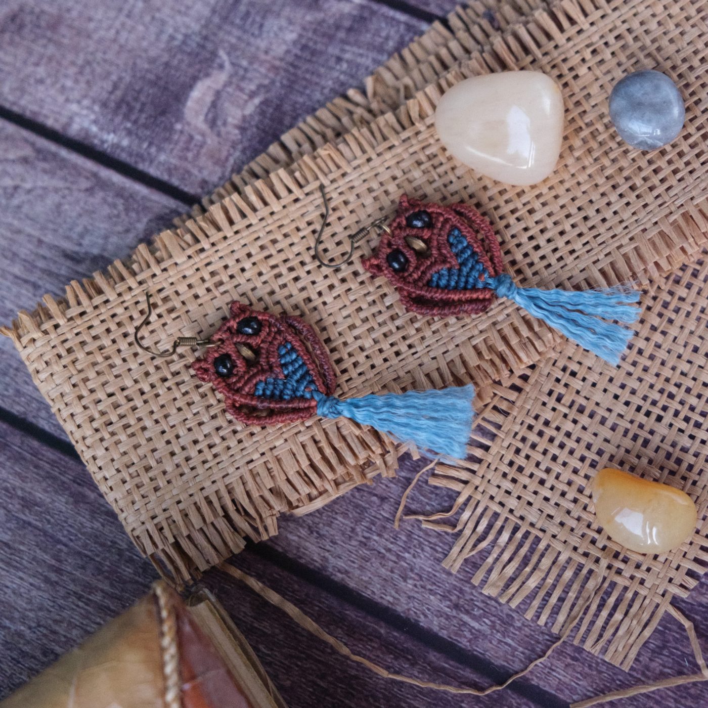 Waldkauz 'Tavaro' - Makramee Ohrringe in Eulenform mit schwarzen Knopfaugen Waldkauz 'Tavaro' - Makramee Ohrringe in Eulenform mit schwarzen Knopfaugen