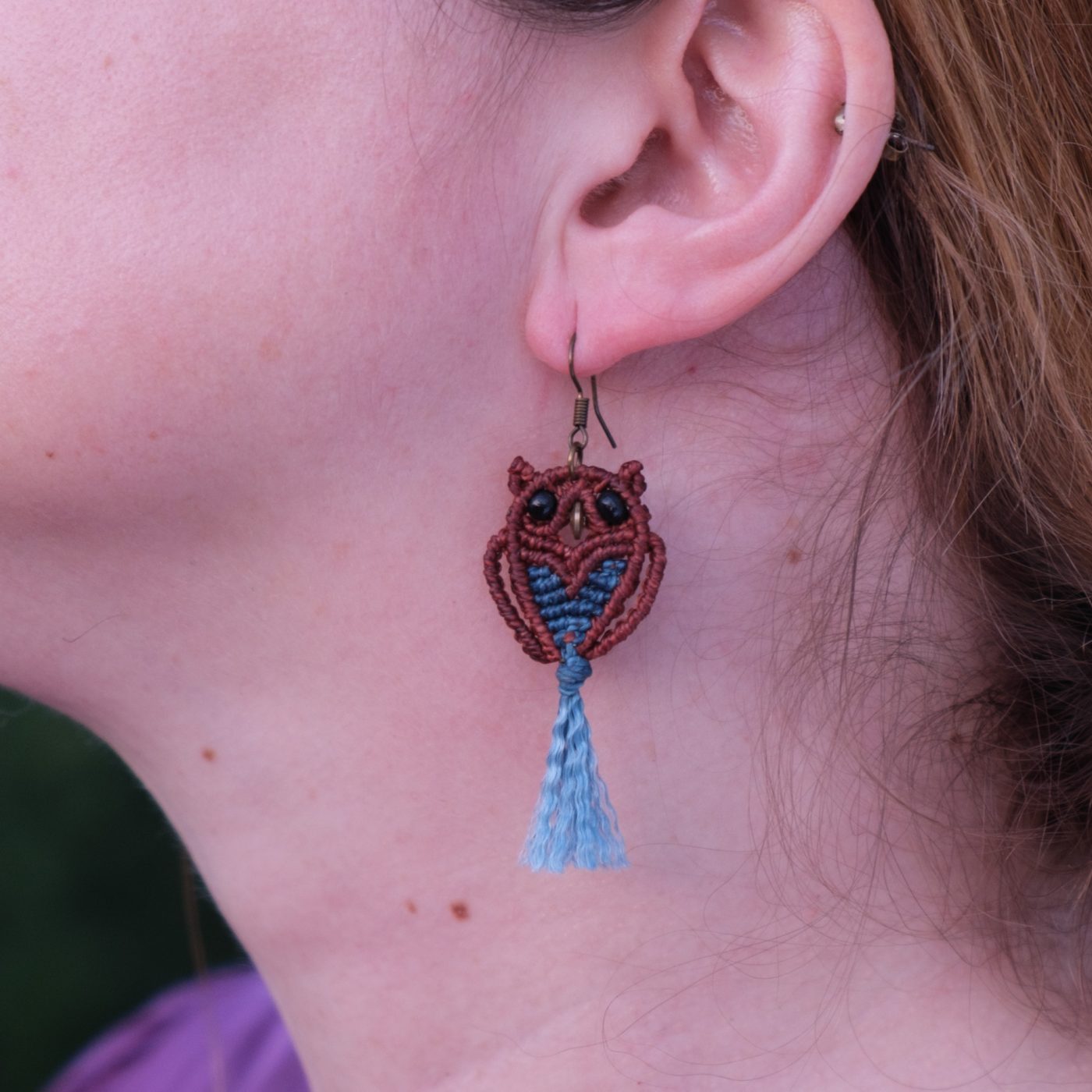 Waldkauz 'Tavaro' - Makramee Ohrringe in Eulenform mit schwarzen Knopfaugen Waldkauz 'Tavaro' - Makramee Ohrringe in Eulenform mit schwarzen Knopfaugen