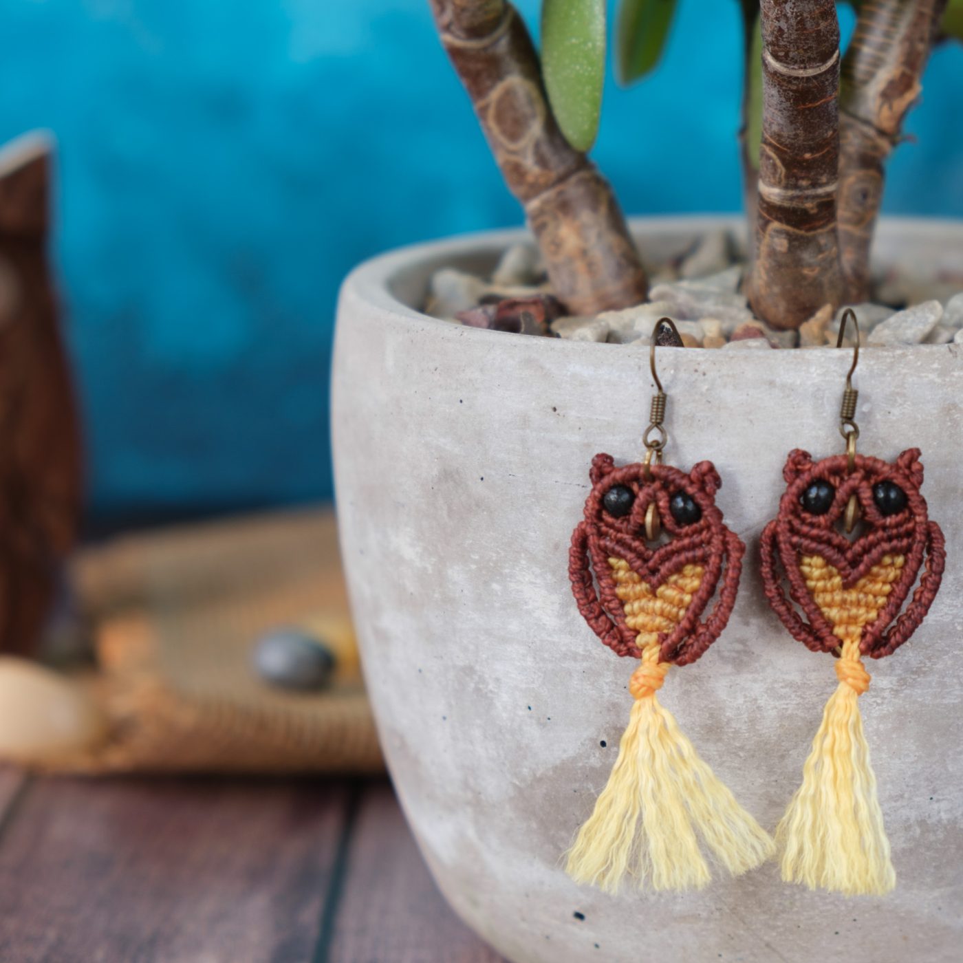 Waldkauz 'Tavaro' - Makramee Ohrringe in Eulenform mit schwarzen Knopfaugen Waldkauz 'Tavaro' - Makramee Ohrringe in Eulenform mit schwarzen Knopfaugen
