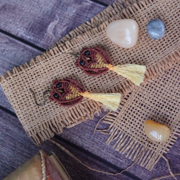 Waldkauz 'Tavaro' - Makramee Ohrringe in Eulenform mit schwarzen Knopfaugen Waldkauz 'Tavaro' - Makramee Ohrringe in Eulenform mit schwarzen Knopfaugen