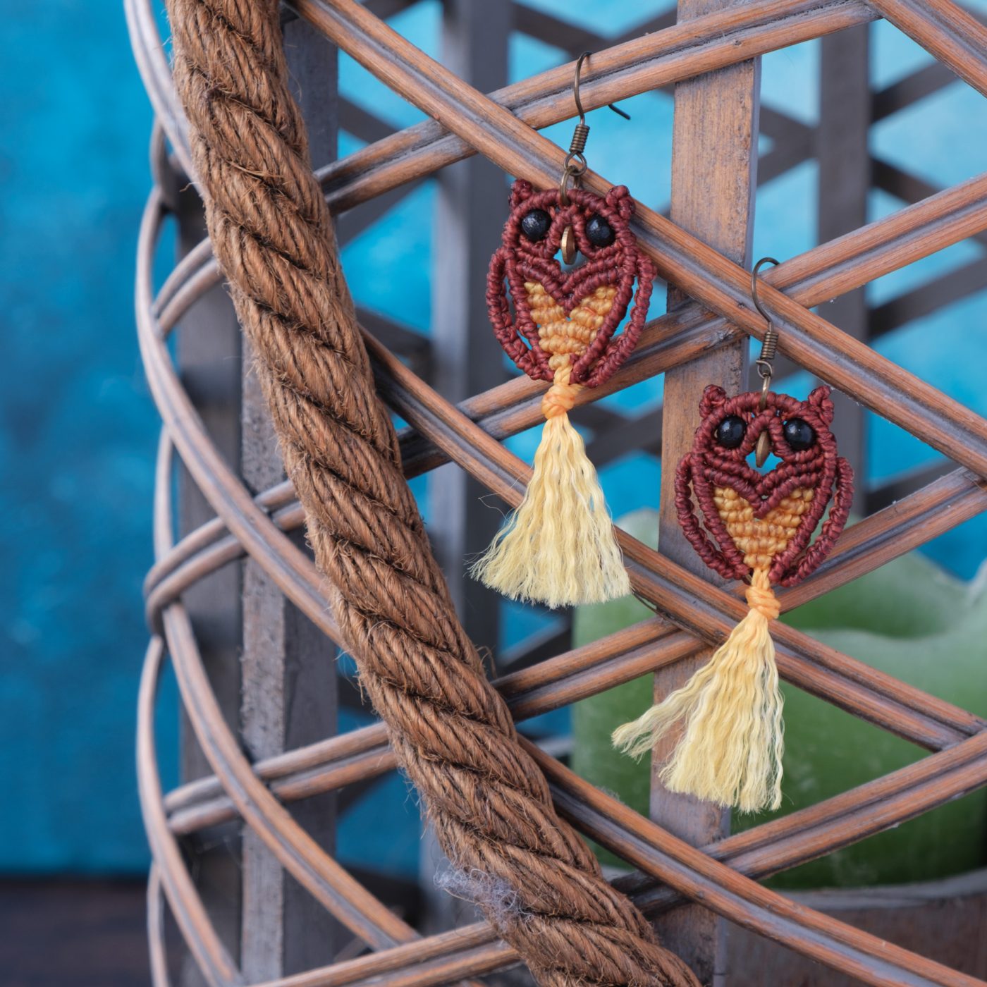 Waldkauz 'Tavaro' - Makramee Ohrringe in Eulenform mit schwarzen Knopfaugen Waldkauz 'Tavaro' - Makramee Ohrringe in Eulenform mit schwarzen Knopfaugen