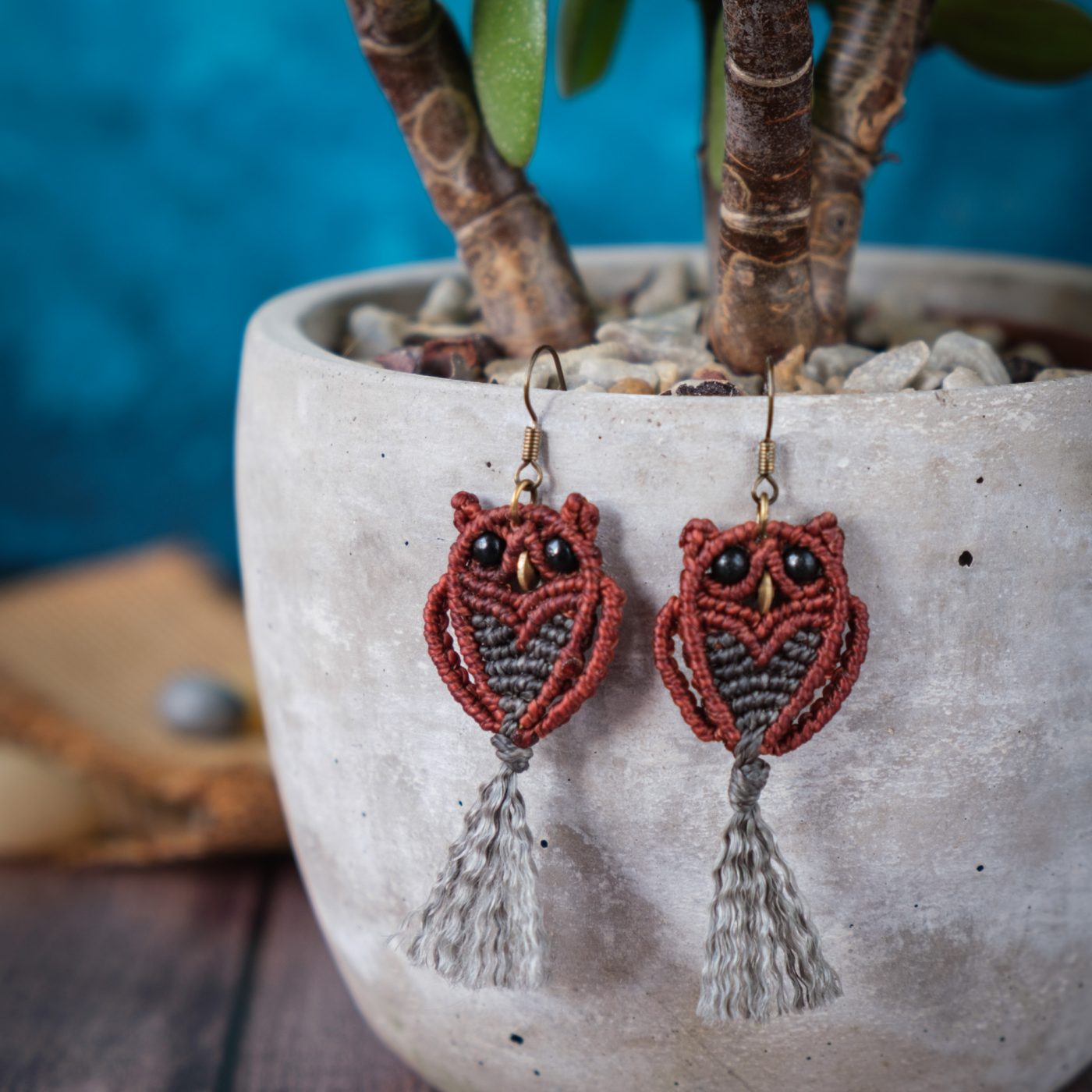 Waldkauz 'Tavaro' - Makramee Ohrringe in Eulenform mit schwarzen Knopfaugen Waldkauz 'Tavaro' - Makramee Ohrringe in Eulenform mit schwarzen Knopfaugen