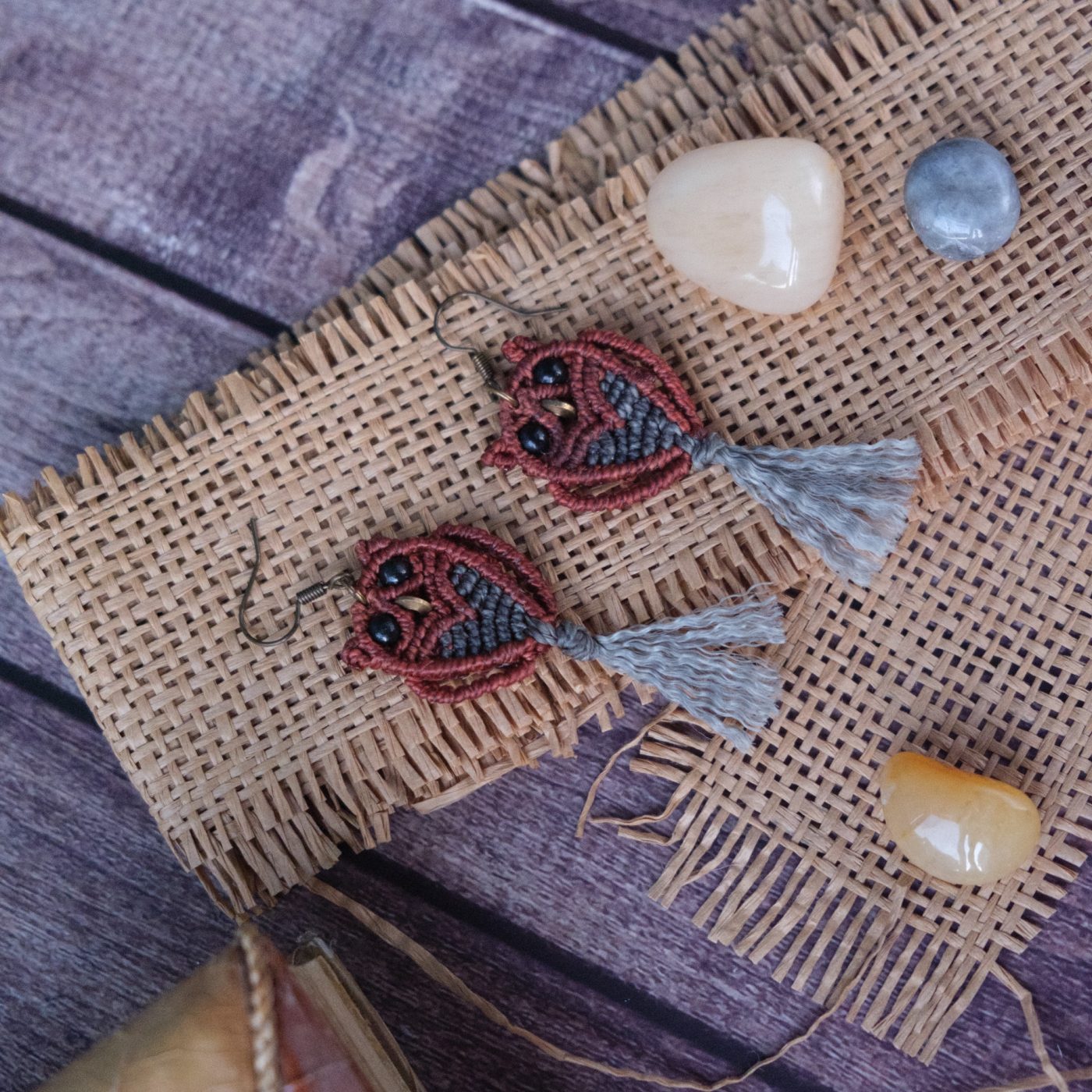 Waldkauz 'Tavaro' - Makramee Ohrringe in Eulenform mit schwarzen Knopfaugen Waldkauz 'Tavaro' - Makramee Ohrringe in Eulenform mit schwarzen Knopfaugen