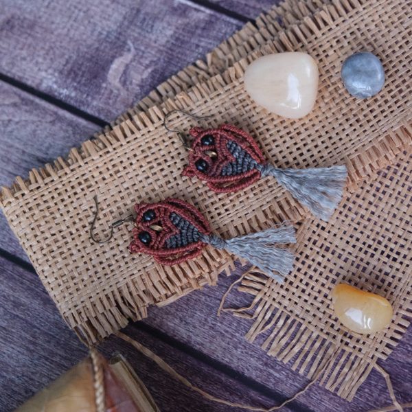 Waldkauz 'Tavaro' - Makramee Ohrringe in Eulenform mit schwarzen Knopfaugen Waldkauz 'Tavaro' - Makramee Ohrringe in Eulenform mit schwarzen Knopfaugen