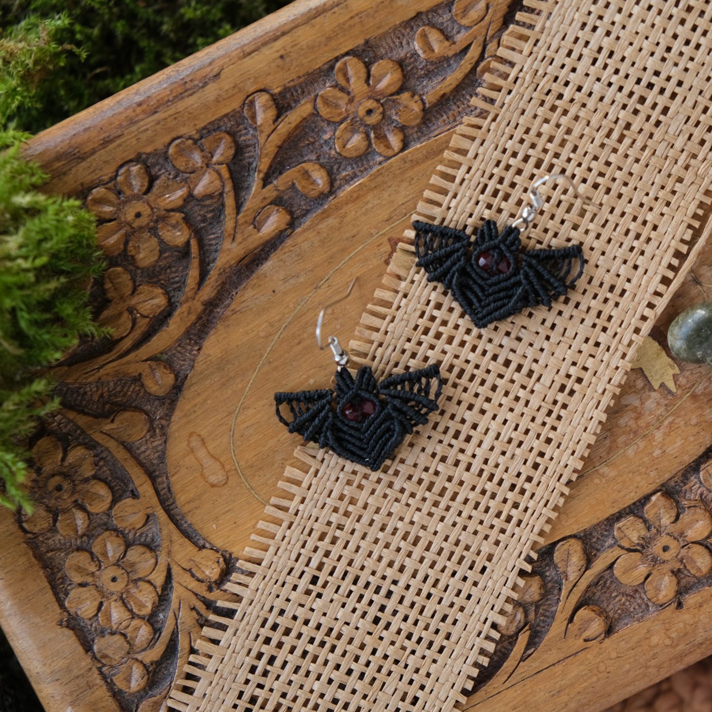 Fledermaus 'Lóme' - Makramee Ohrringe in Fledermausform mit leuchtenden Augen Fledermaus 'Lóme' - Makramee Ohrringe in Fledermausform mit leuchtenden Augen