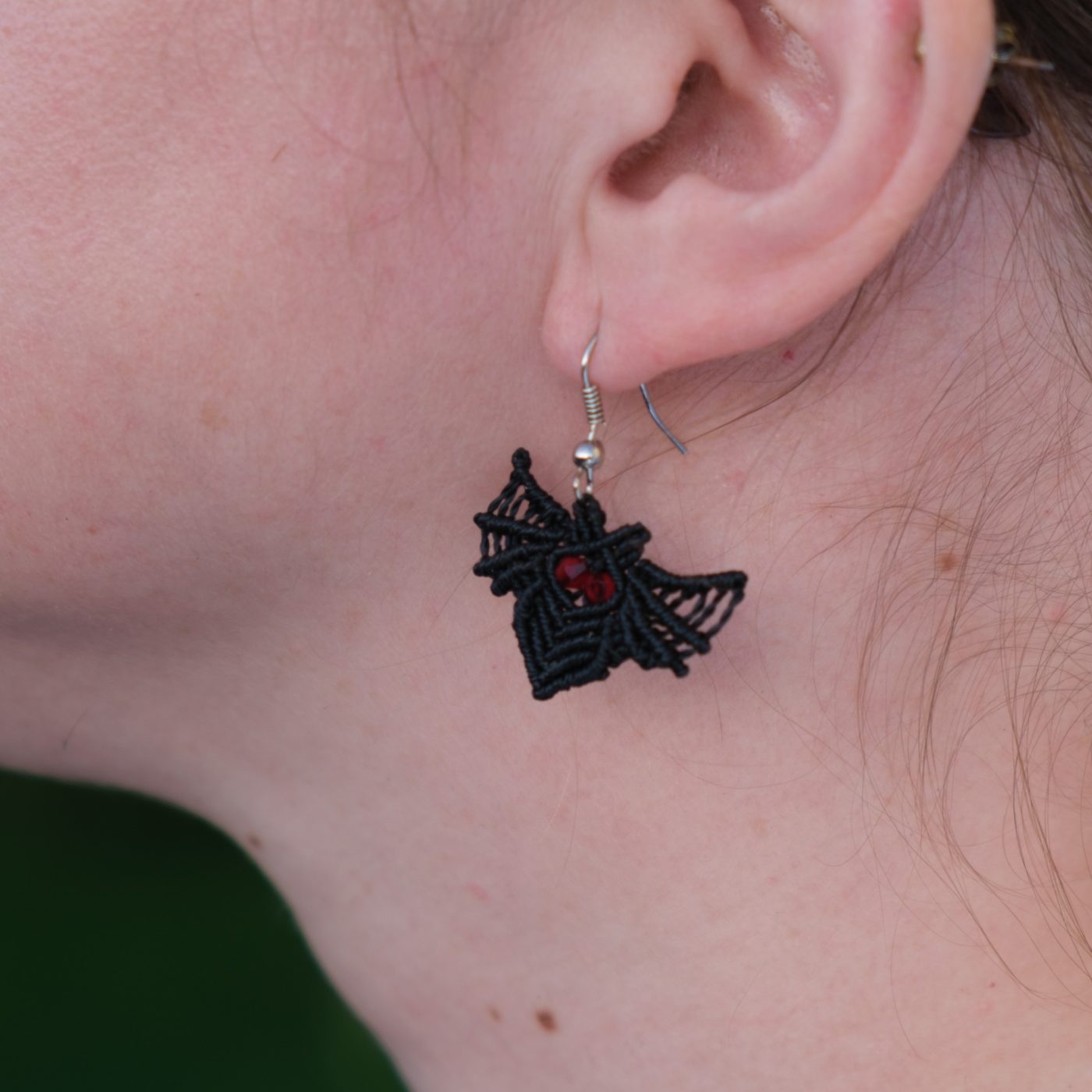 Fledermaus 'Lóme' - Makramee Ohrringe in Fledermausform mit leuchtenden Augen Fledermaus 'Lóme' - Makramee Ohrringe in Fledermausform mit leuchtenden Augen