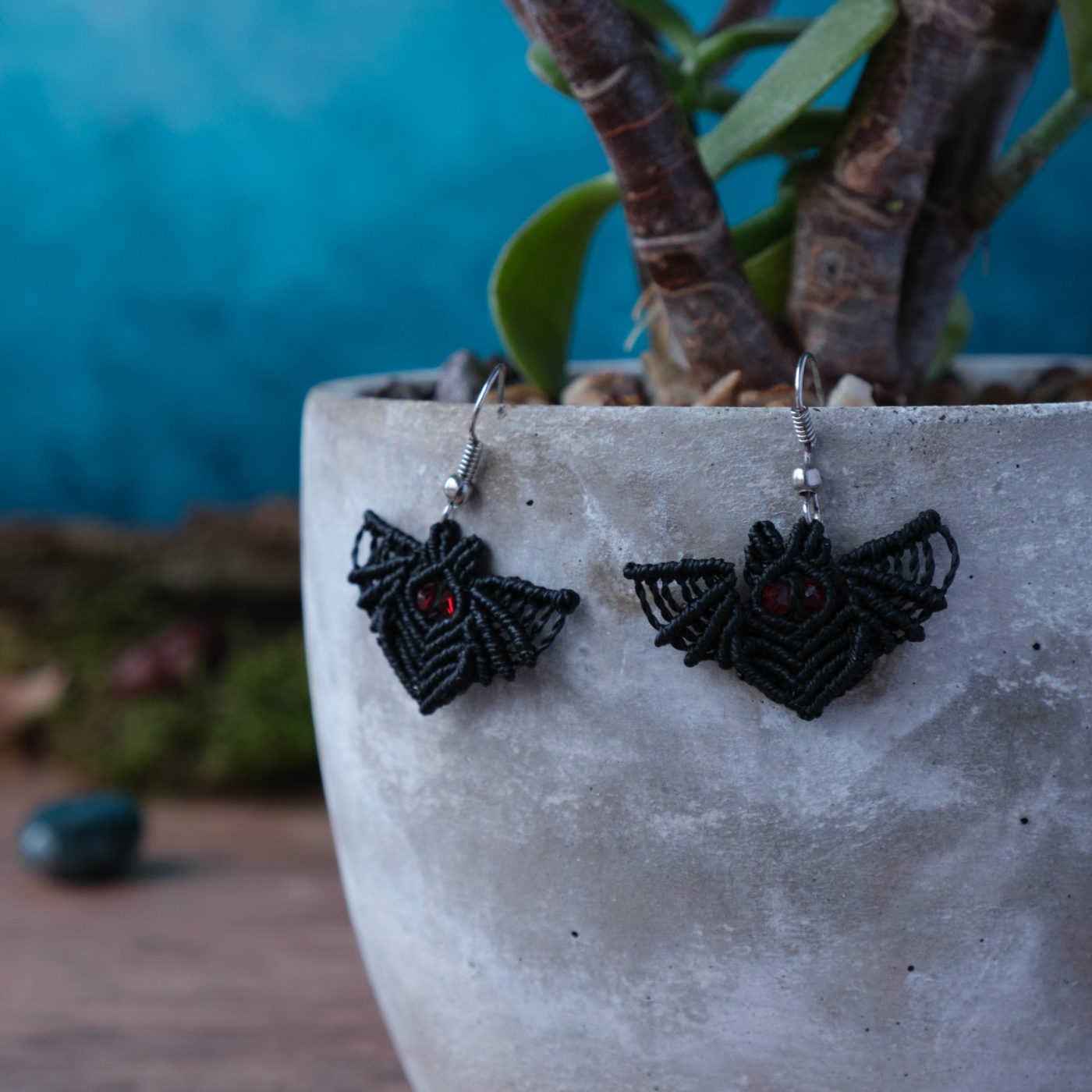 Fledermaus 'Lóme' - Makramee Ohrringe in Fledermausform mit leuchtenden Augen Fledermaus 'Lóme' - Makramee Ohrringe in Fledermausform mit leuchtenden Augen