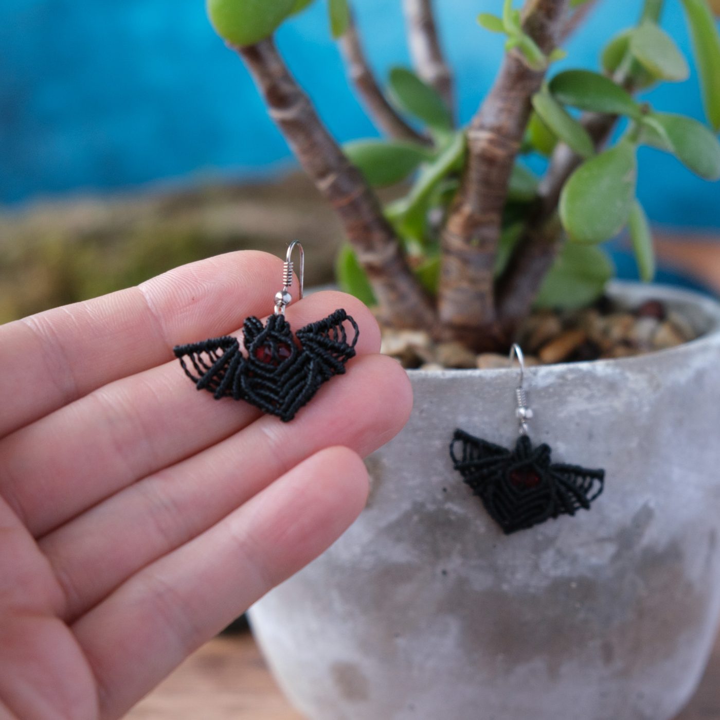 Fledermaus 'Lóme' - Makramee Ohrringe in Fledermausform mit leuchtenden Augen Fledermaus 'Lóme' - Makramee Ohrringe in Fledermausform mit leuchtenden Augen