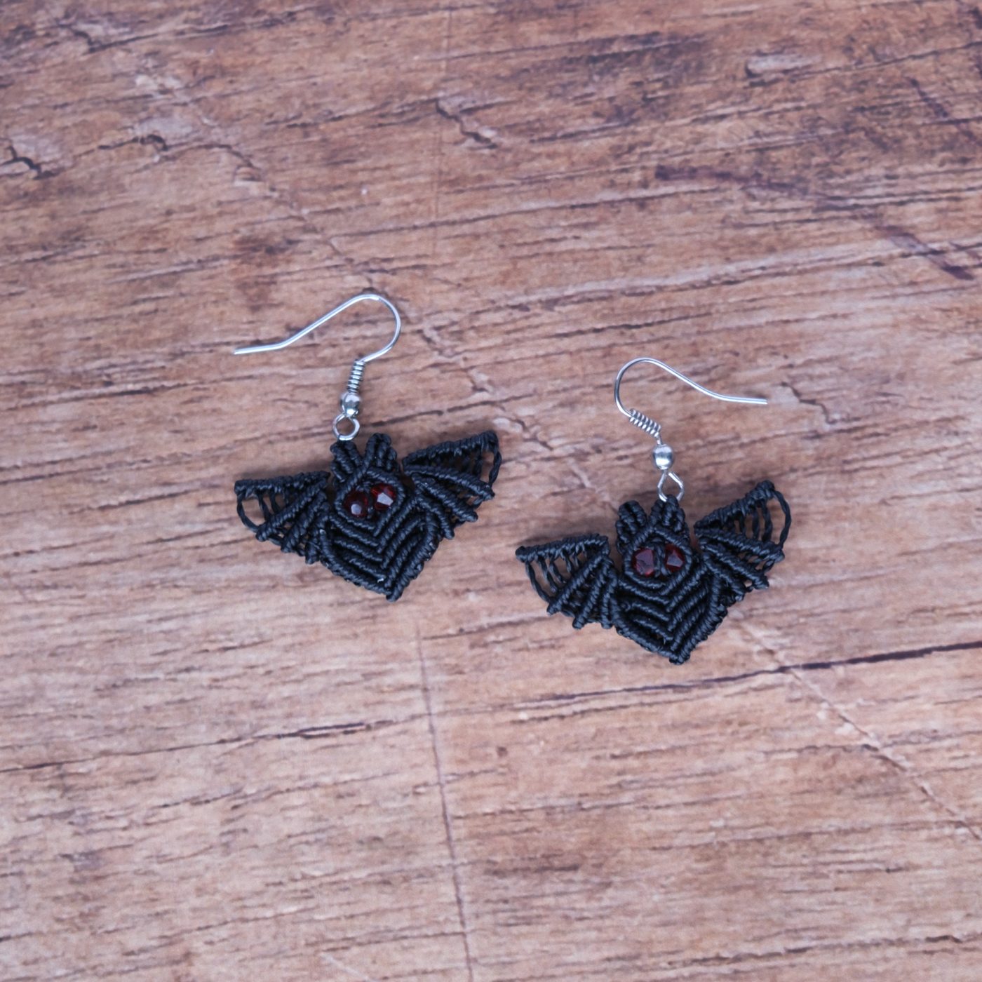 Fledermaus 'Lóme' - Makramee Ohrringe in Fledermausform mit leuchtenden Augen Fledermaus 'Lóme' - Makramee Ohrringe in Fledermausform mit leuchtenden Augen
