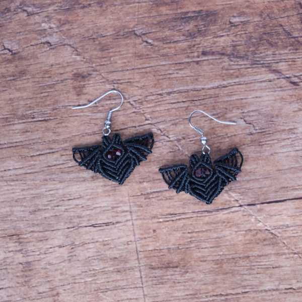 Fledermaus 'Lóme' - Makramee Ohrringe in Fledermausform mit leuchtenden Augen Fledermaus 'Lóme' - Makramee Ohrringe in Fledermausform mit leuchtenden Augen