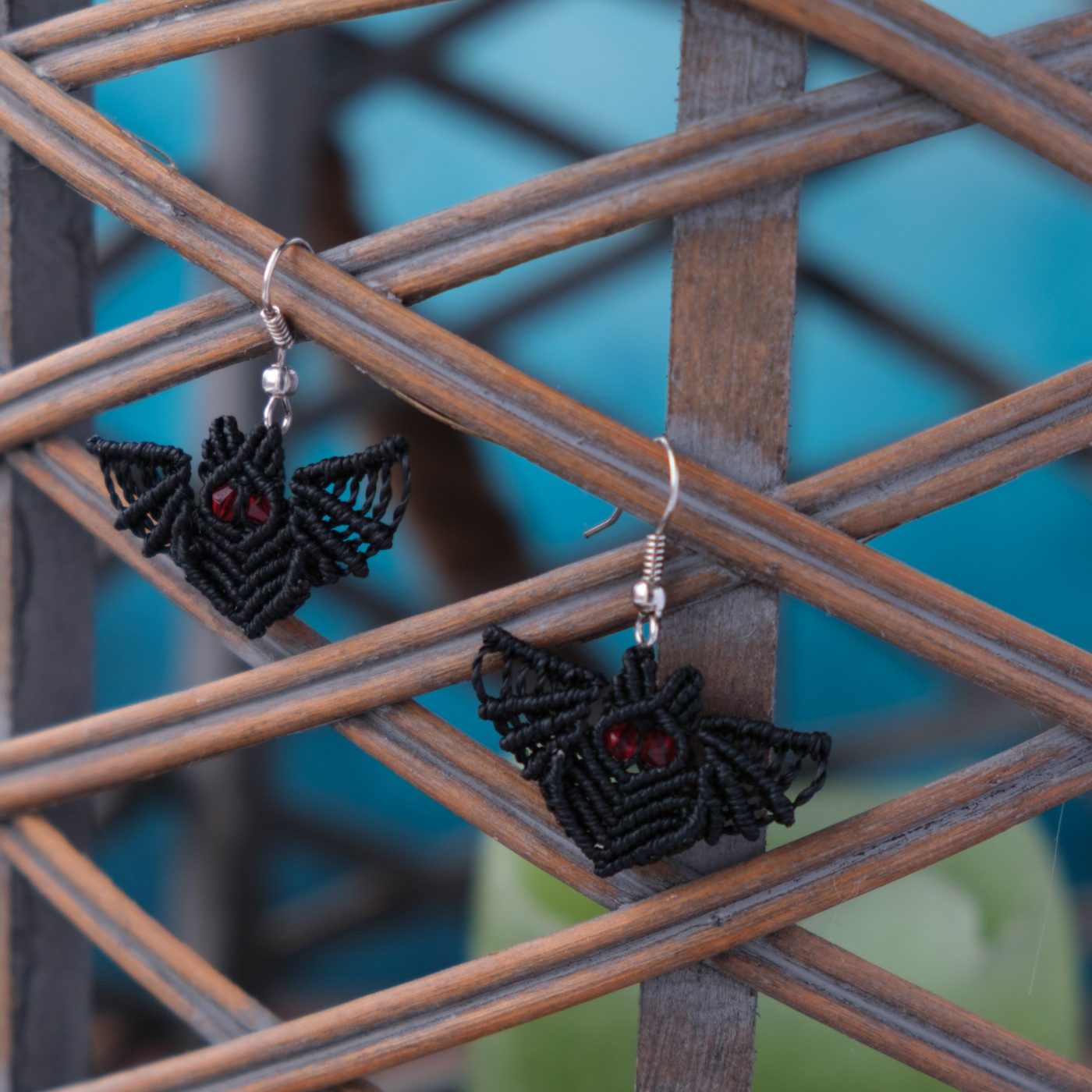 Fledermaus 'Lóme' - Makramee Ohrringe in Fledermausform mit leuchtenden Augen Fledermaus 'Lóme' - Makramee Ohrringe in Fledermausform mit leuchtenden Augen