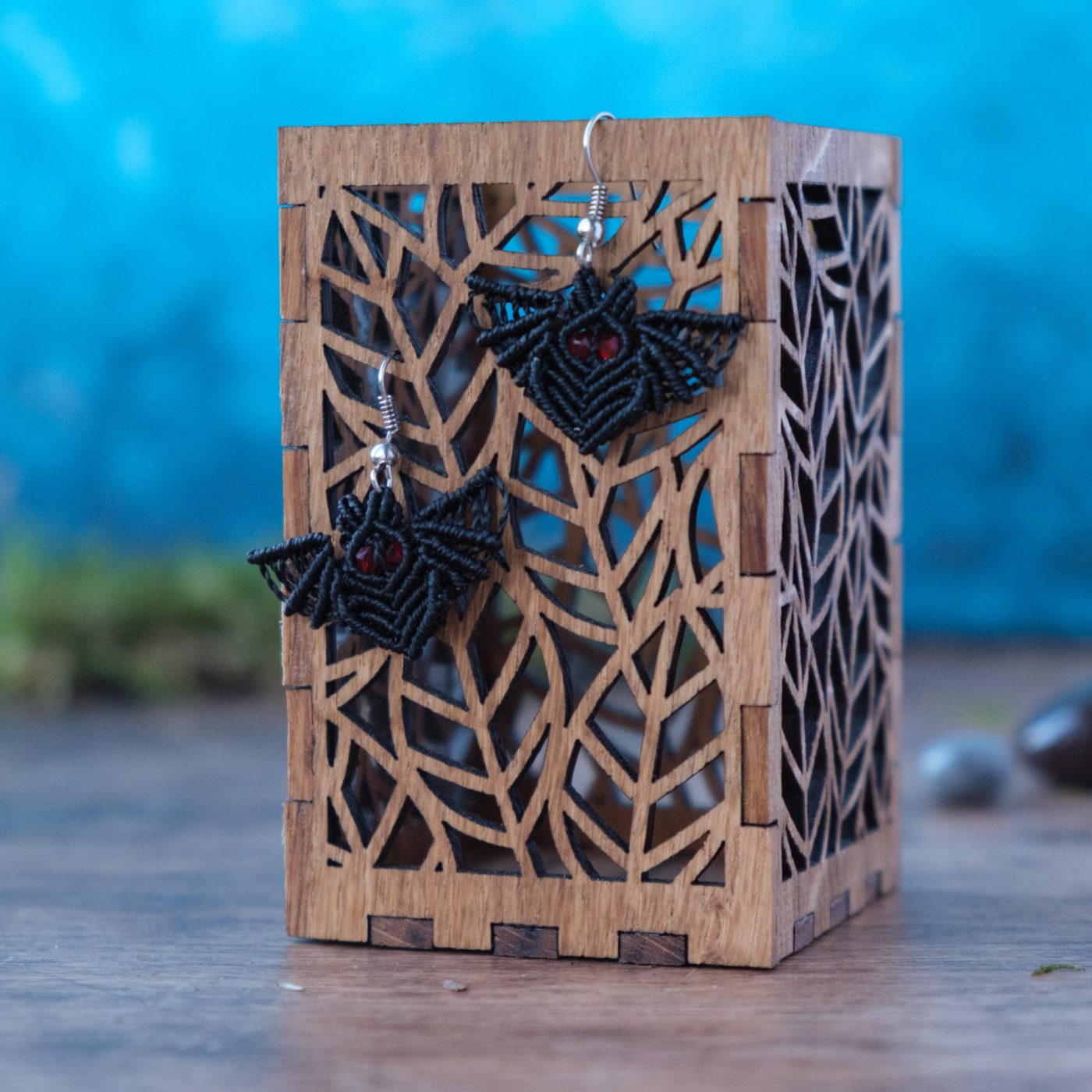 Fledermaus 'Lóme' - Makramee Ohrringe in Fledermausform mit leuchtenden Augen Fledermaus 'Lóme' - Makramee Ohrringe in Fledermausform mit leuchtenden Augen