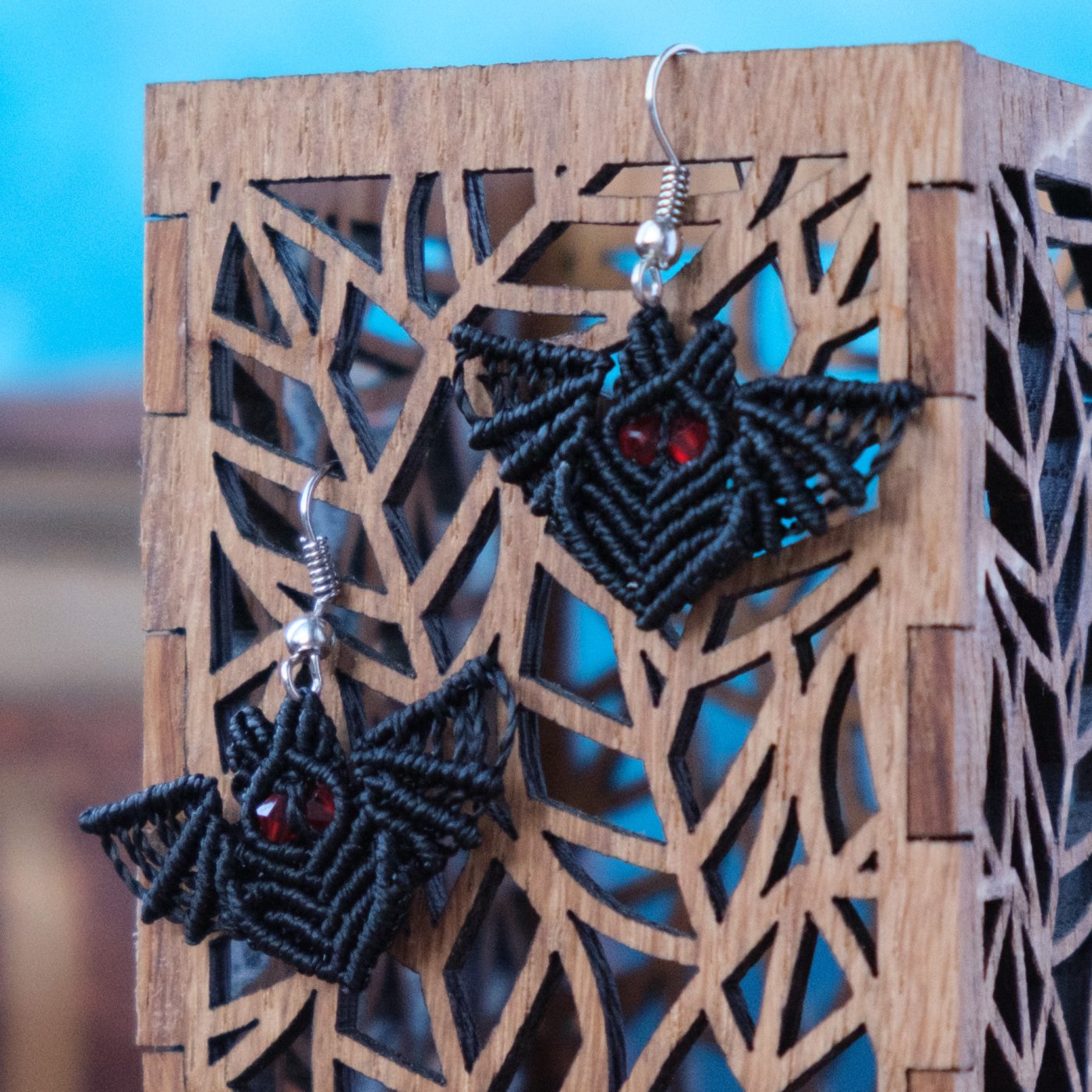 Fledermaus 'Lóme' - Makramee Ohrringe in Fledermausform mit leuchtenden Augen Fledermaus 'Lóme' - Makramee Ohrringe in Fledermausform mit leuchtenden Augen