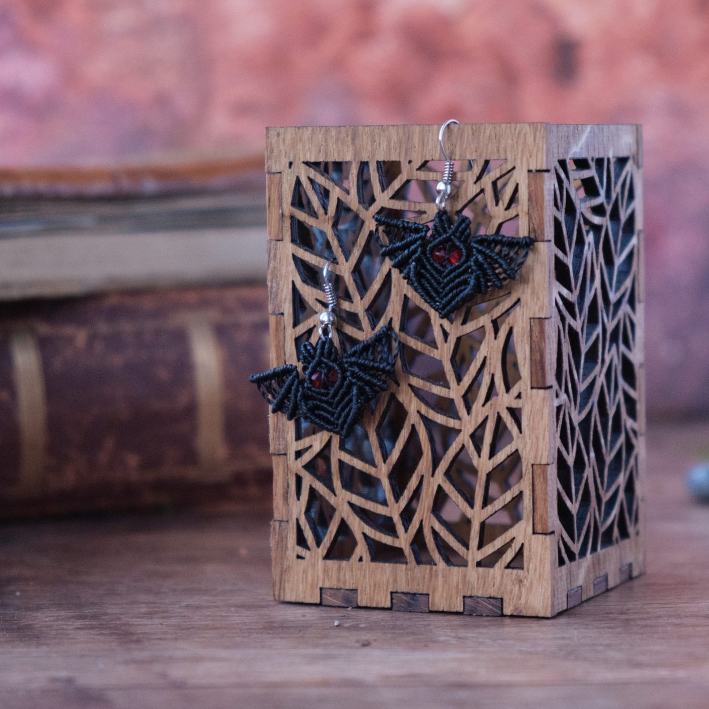 Fledermaus 'Lóme' - Makramee Ohrringe in Fledermausform mit leuchtenden Augen Fledermaus 'Lóme' - Makramee Ohrringe in Fledermausform mit leuchtenden Augen