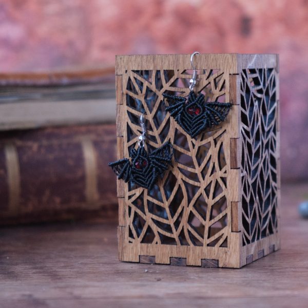 Fledermaus 'Lóme' - Makramee Ohrringe in Fledermausform mit leuchtenden Augen Fledermaus 'Lóme' - Makramee Ohrringe in Fledermausform mit leuchtenden Augen