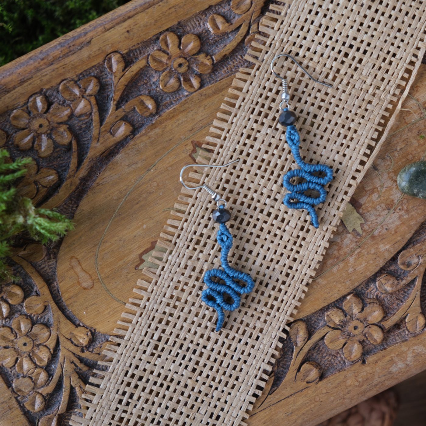 Schlangen 'Ango' - Makramee Ohrringe in gekringelter Schlangenform mit Perle am Ende Schlangen 'Ango' - Makramee Ohrringe in gekringelter Schlangenform mit Perle am Ende