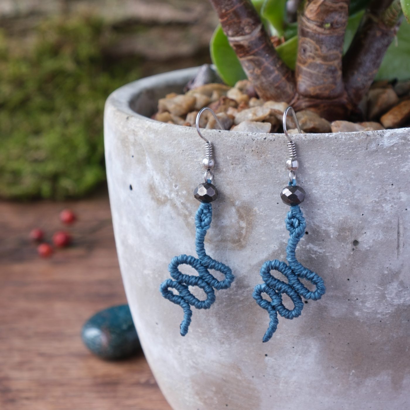 Schlangen 'Ango' - Makramee Ohrringe in gekringelter Schlangenform mit Perle am Ende Schlangen 'Ango' - Makramee Ohrringe in gekringelter Schlangenform mit Perle am Ende