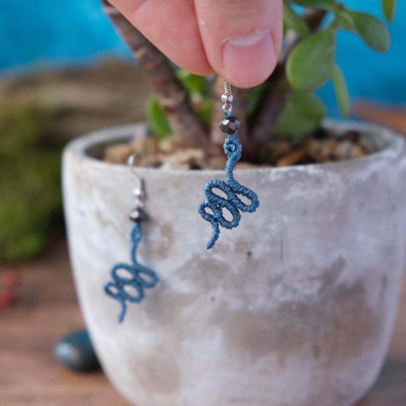 Schlangen 'Ango' - Makramee Ohrringe in gekringelter Schlangenform mit Perle am Ende Schlangen 'Ango' - Makramee Ohrringe in gekringelter Schlangenform mit Perle am Ende