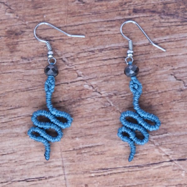 Schlangen 'Ango' - Makramee Ohrringe in gekringelter Schlangenform mit Perle am Ende Schlangen 'Ango' - Makramee Ohrringe in gekringelter Schlangenform mit Perle am Ende