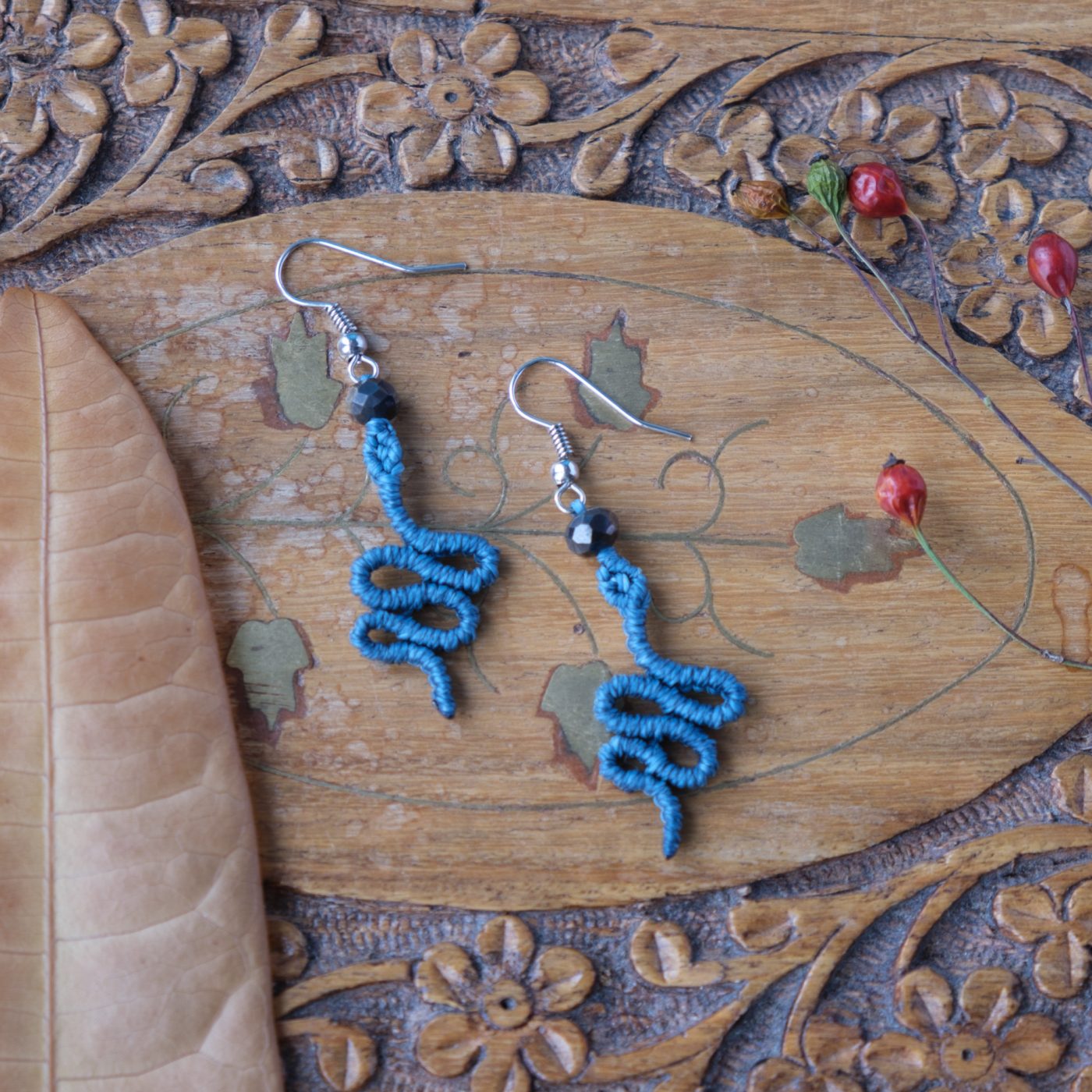 Schlangen 'Ango' - Makramee Ohrringe in gekringelter Schlangenform mit Perle am Ende Schlangen 'Ango' - Makramee Ohrringe in gekringelter Schlangenform mit Perle am Ende