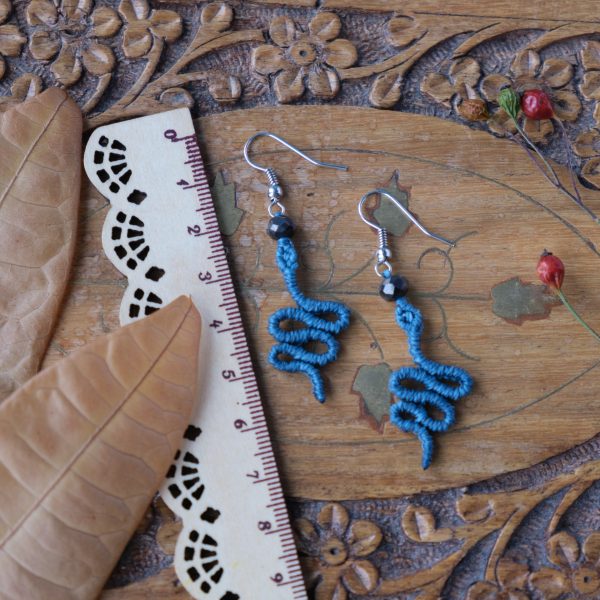 Schlangen 'Ango' - Makramee Ohrringe in gekringelter Schlangenform mit Perle am Ende Schlangen 'Ango' - Makramee Ohrringe in gekringelter Schlangenform mit Perle am Ende