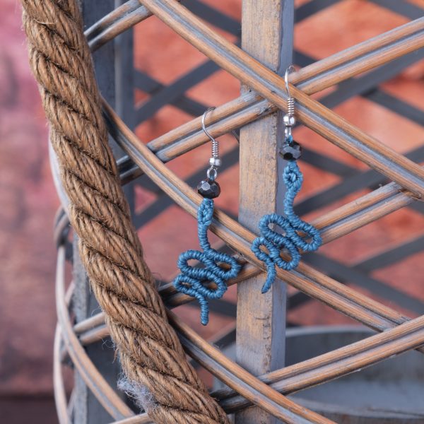 Schlangen 'Ango' - Makramee Ohrringe in gekringelter Schlangenform mit Perle am Ende Schlangen 'Ango' - Makramee Ohrringe in gekringelter Schlangenform mit Perle am Ende