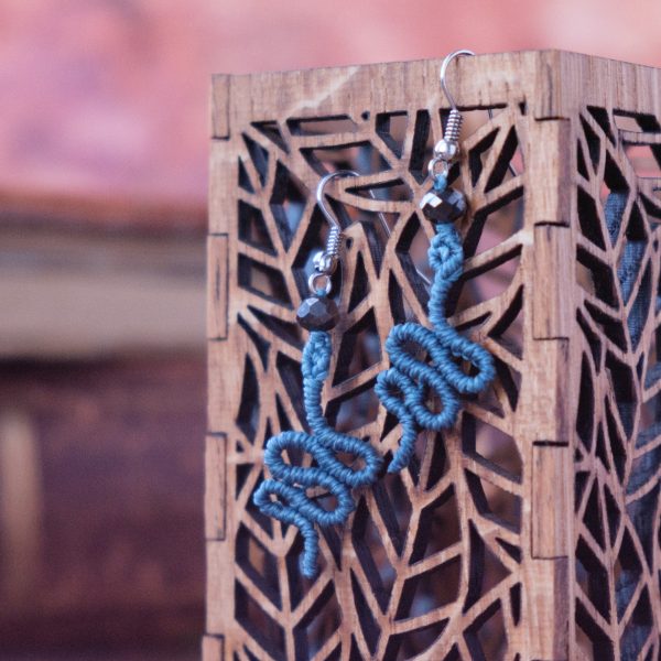 Schlangen 'Ango' - Makramee Ohrringe in gekringelter Schlangenform mit Perle am Ende Schlangen 'Ango' - Makramee Ohrringe in gekringelter Schlangenform mit Perle am Ende
