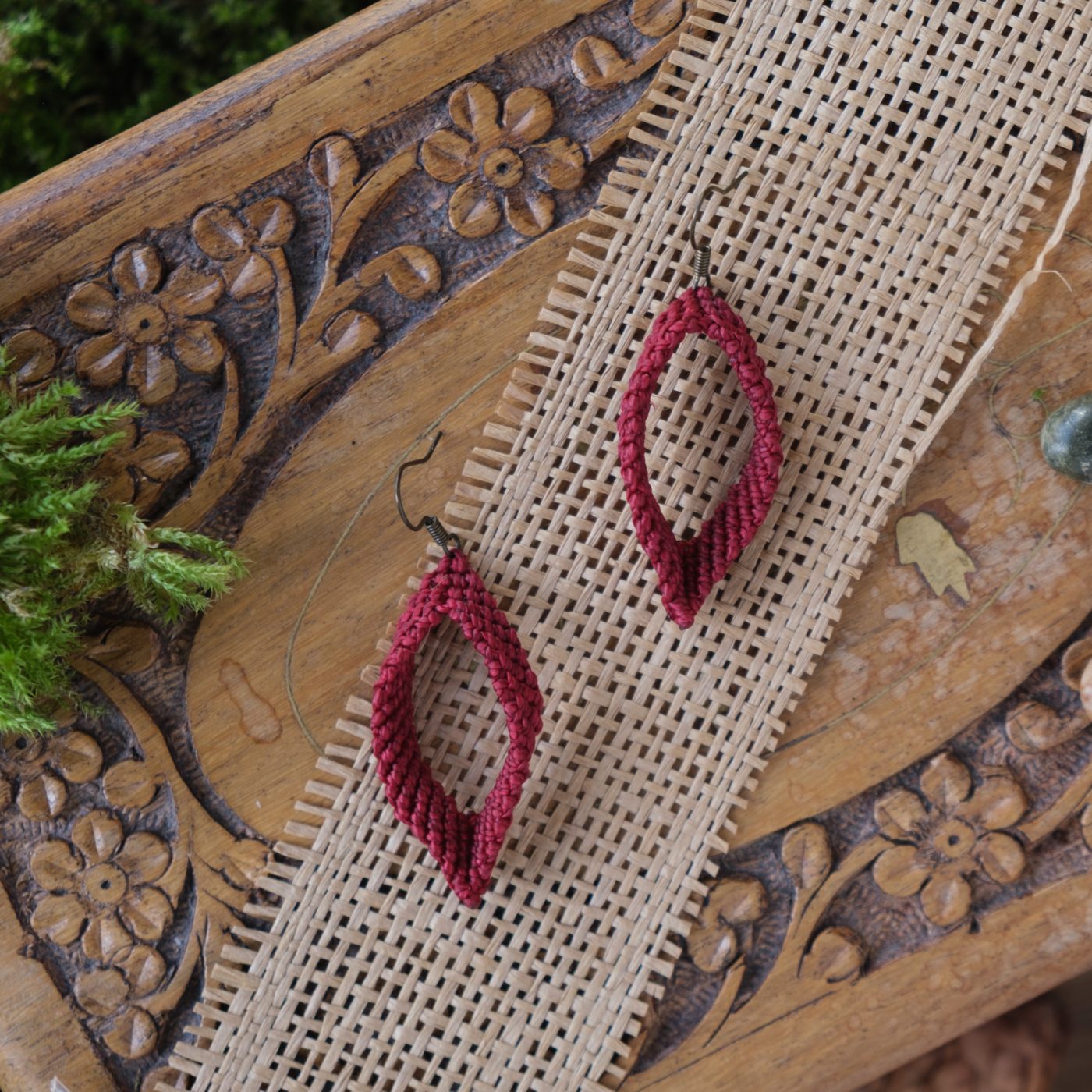 Venus 'Insangare' - Makramee Ohrringe in ovaler Vulva Form mit Öffnung Venus 'Insangare' - Makramee Ohrringe in ovaler Vulva Form mit Öffnung