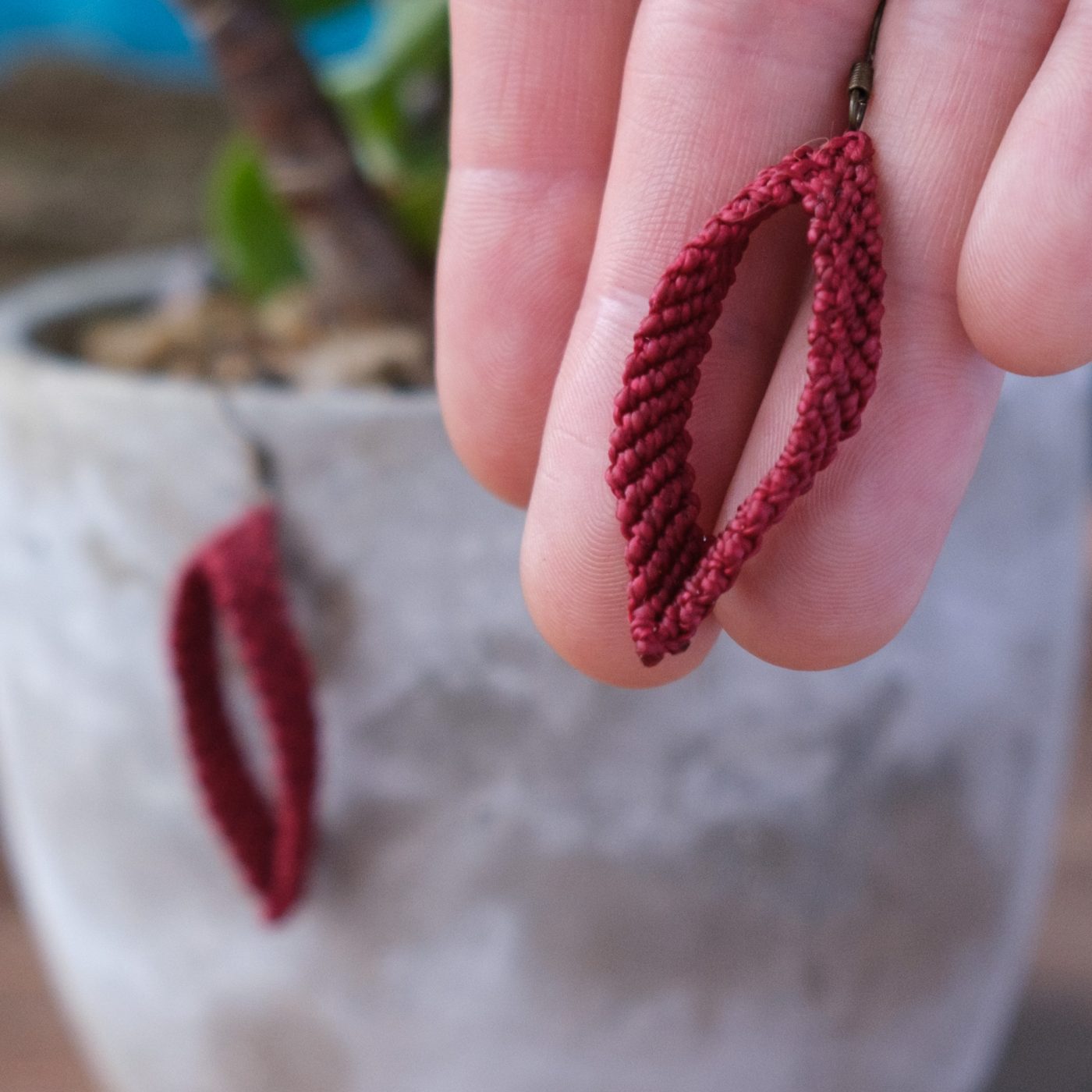 Venus 'Insangare' - Makramee Ohrringe in ovaler Vulva Form mit Öffnung Venus 'Insangare' - Makramee Ohrringe in ovaler Vulva Form mit Öffnung