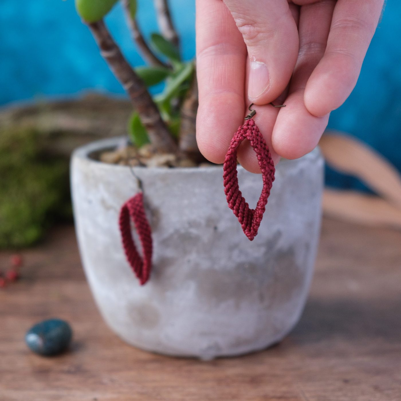 Venus 'Insangare' - Makramee Ohrringe in ovaler Vulva Form mit Öffnung Venus 'Insangare' - Makramee Ohrringe in ovaler Vulva Form mit Öffnung