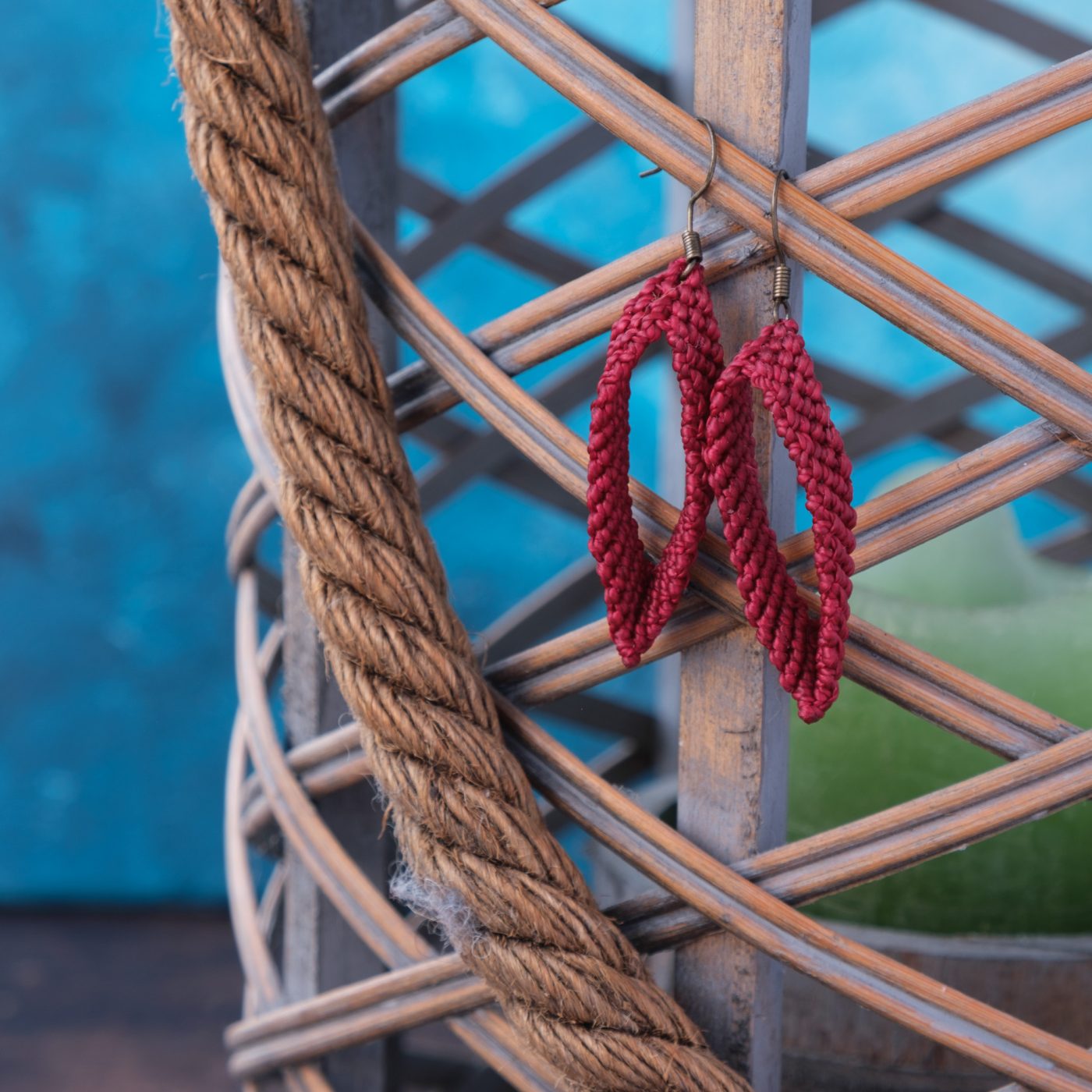 Venus 'Insangare' - Makramee Ohrringe in ovaler Vulva Form mit Öffnung Venus 'Insangare' - Makramee Ohrringe in ovaler Vulva Form mit Öffnung